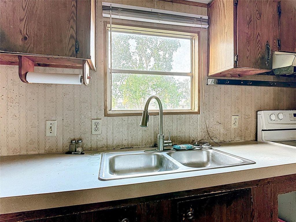 Image 11 of property listing at 820 ROBINSON AVENUE, St Cloud, FL 34769