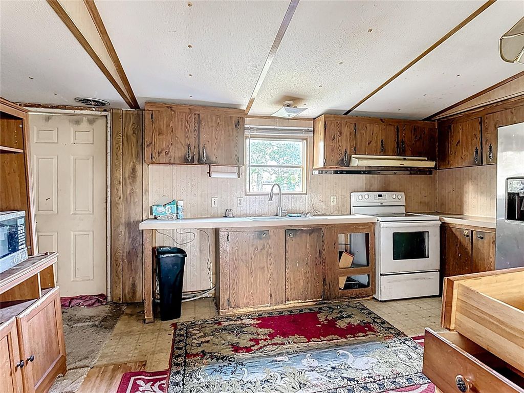 Image 10 of property listing at 820 ROBINSON AVENUE, St Cloud, FL 34769