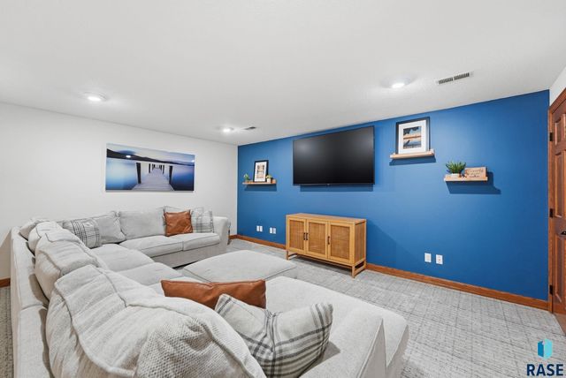 604 Quail Cir Circle, Harrisburg, SD 57032