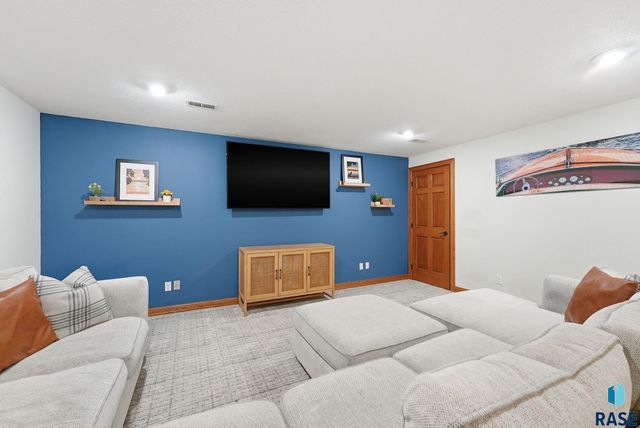 604 Quail Cir Circle, Harrisburg, SD 57032