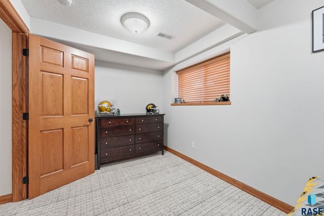 604 Quail Cir Circle, Harrisburg, SD 57032