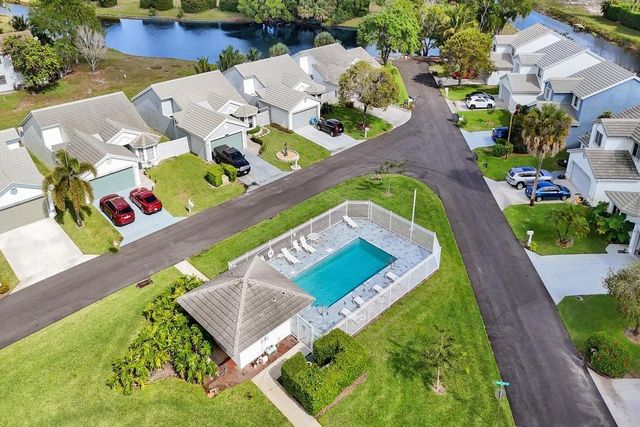2815 Black Pine Ct, Lake Worth, FL 33462