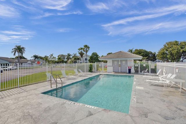 2815 Black Pine Ct, Lake Worth, FL 33462