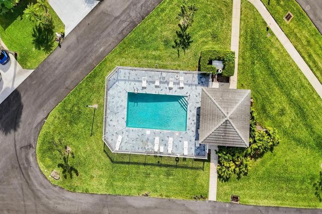 2815 Black Pine Ct, Lake Worth, FL 33462