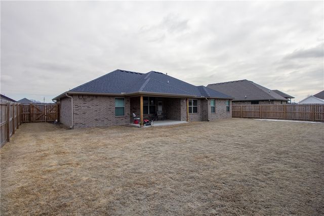 305 Pin Oak Street, Gentry, AR 72734