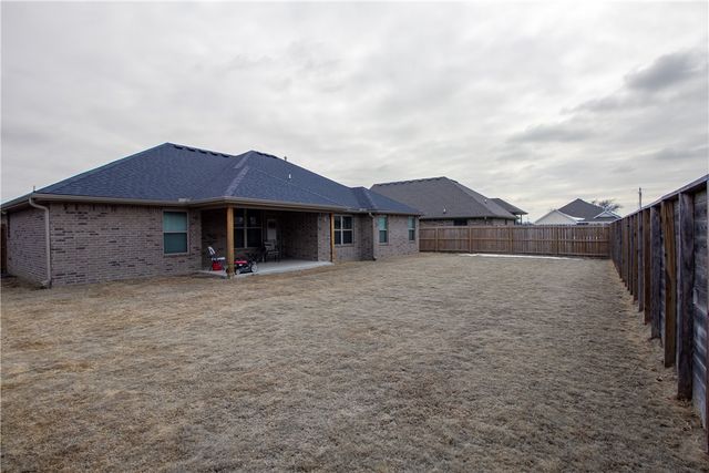 305 Pin Oak Street, Gentry, AR 72734