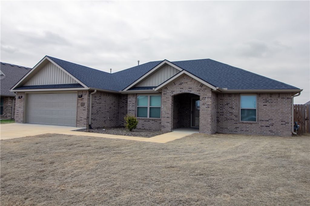 305 Pin Oak Street, Gentry, AR 72734