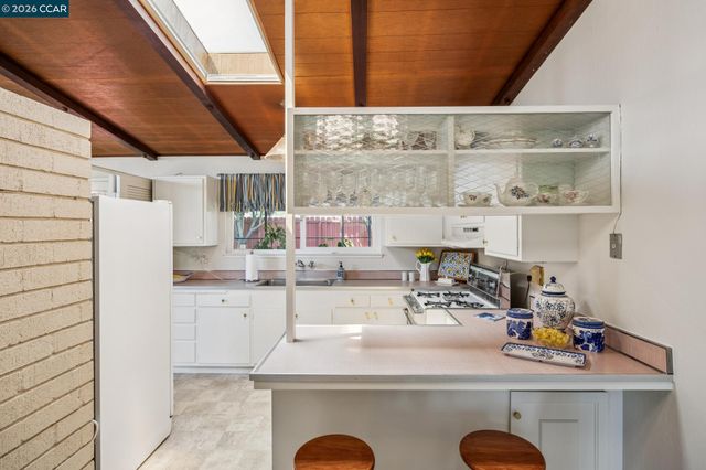 27621 Loyola Ave, Hayward, CA 94545