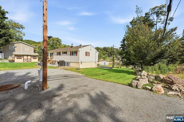 2 Crescent Road, Hopatcong, NJ 07843