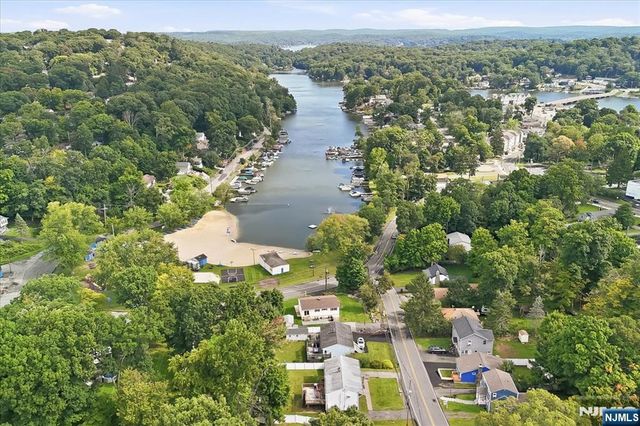 2 Crescent Road, Hopatcong, NJ 07843