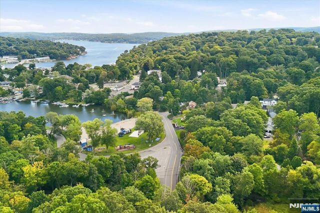 2 Crescent Road, Hopatcong, NJ 07843