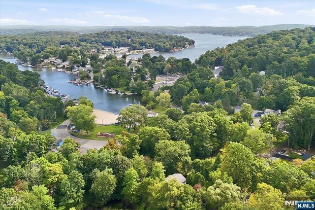 2 Crescent Road, Hopatcong, NJ 07843