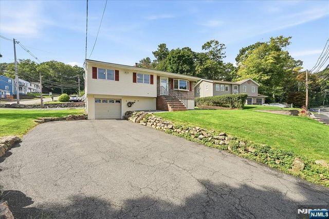 2 Crescent Road, Hopatcong, NJ 07843
