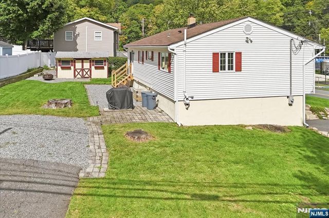 2 Crescent Road, Hopatcong, NJ 07843