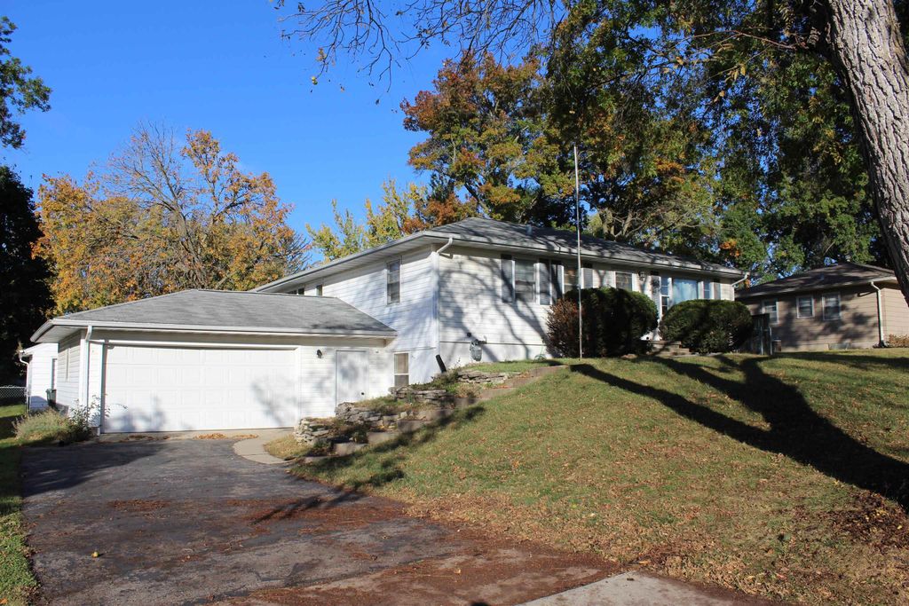 330 N Francis Street, Cedar Falls, IA 50613