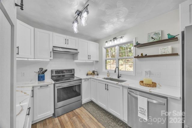 86 Sharon Valley Drive, Hickory, NC 28601