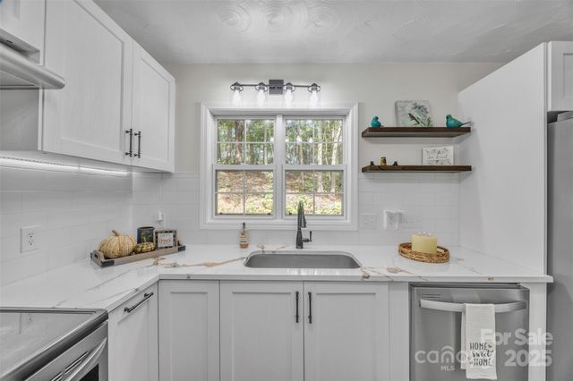 86 Sharon Valley Drive, Hickory, NC 28601