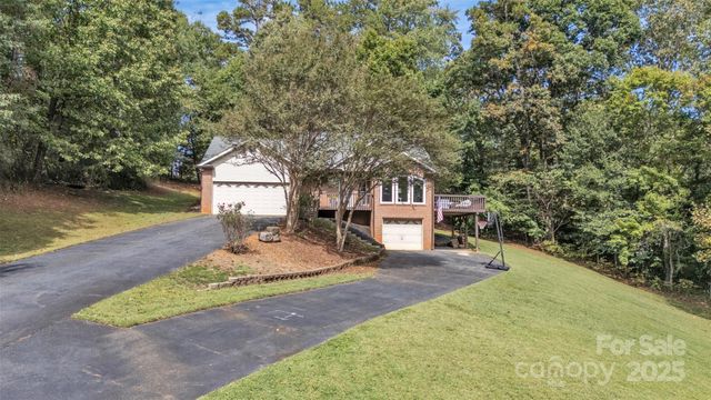 86 Sharon Valley Drive, Hickory, NC 28601