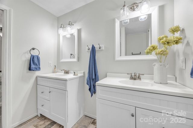 86 Sharon Valley Drive, Hickory, NC 28601