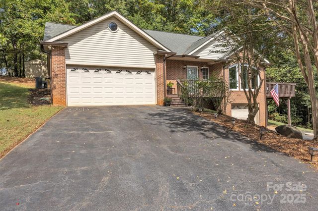 86 Sharon Valley Drive, Hickory, NC 28601