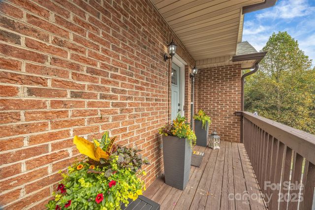 86 Sharon Valley Drive, Hickory, NC 28601