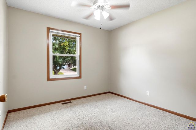 2837 SW Herefordshire RD, Topeka, KS 66614