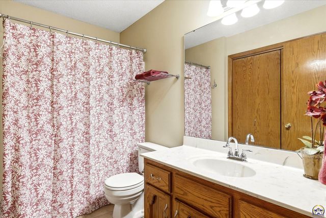 2837 SW Herefordshire RD, Topeka, KS 66614