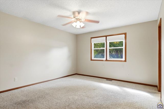 2837 SW Herefordshire RD, Topeka, KS 66614