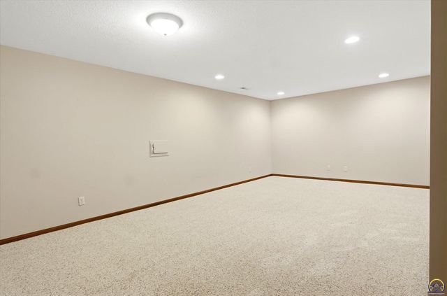 2837 SW Herefordshire RD, Topeka, KS 66614