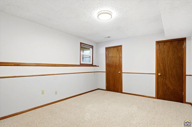 2837 SW Herefordshire RD, Topeka, KS 66614