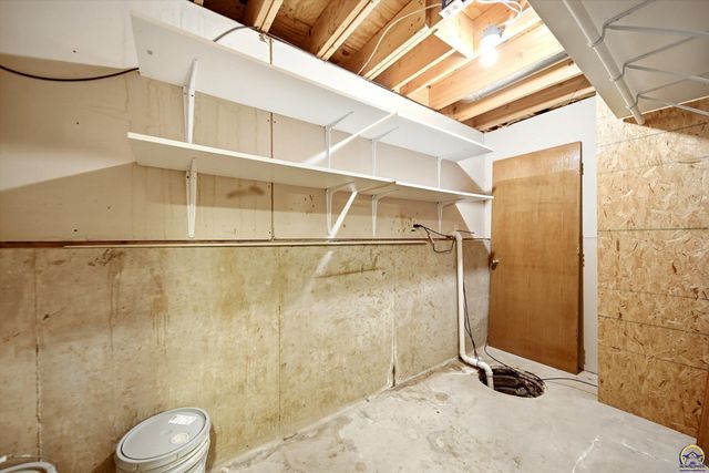 2837 SW Herefordshire RD, Topeka, KS 66614