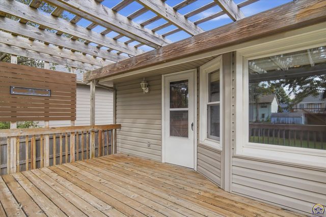 2837 SW Herefordshire RD, Topeka, KS 66614