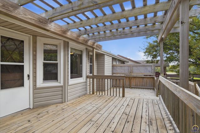 2837 SW Herefordshire RD, Topeka, KS 66614