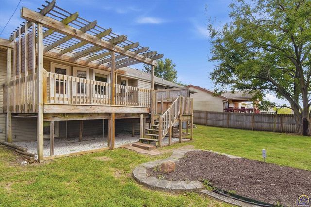 2837 SW Herefordshire RD, Topeka, KS 66614