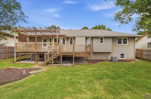 2837 SW Herefordshire RD, Topeka, KS 66614