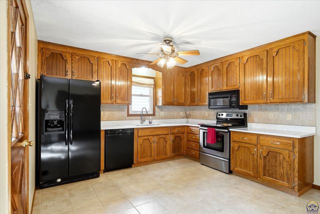 2837 SW Herefordshire RD, Topeka, KS 66614