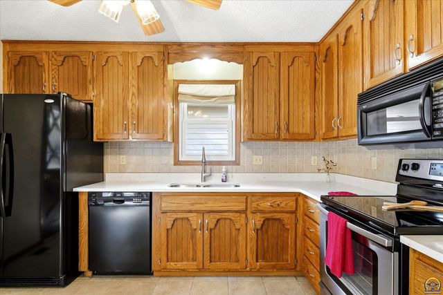 2837 SW Herefordshire RD, Topeka, KS 66614