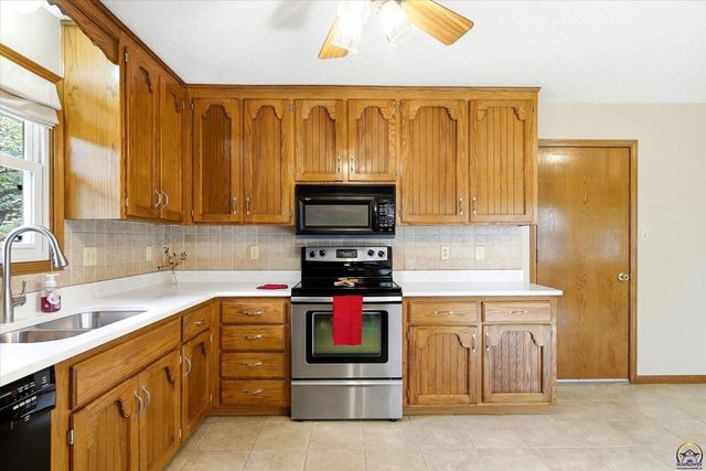 2837 SW Herefordshire RD, Topeka, KS 66614