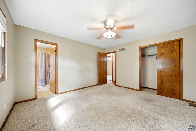 2837 SW Herefordshire RD, Topeka, KS 66614