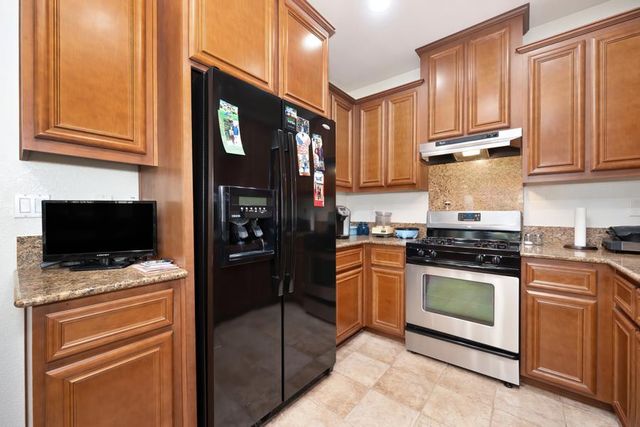 1097 Marseille Ln, Roseville, CA 95747