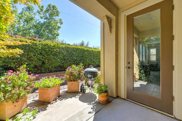 1097 Marseille Ln, Roseville, CA 95747