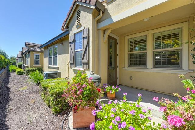 1097 Marseille Ln, Roseville, CA 95747