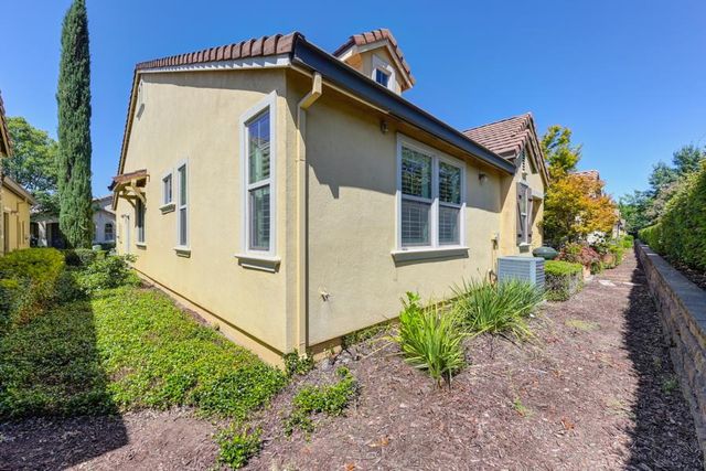 1097 Marseille Ln, Roseville, CA 95747