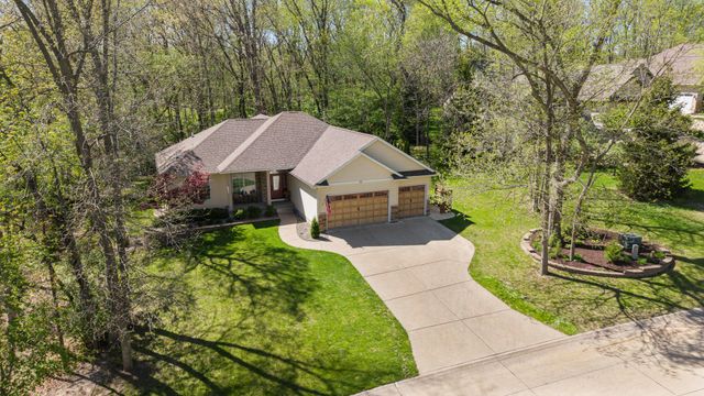 30 Hollows Court, Leclaire, IA 52753