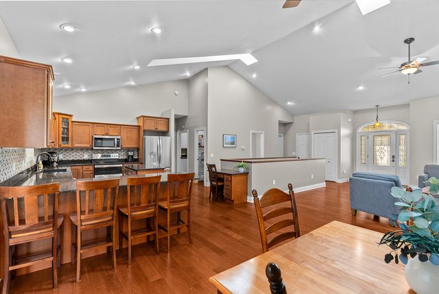 30 Hollows Court, Leclaire, IA 52753