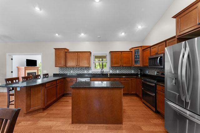 30 Hollows Court, Leclaire, IA 52753
