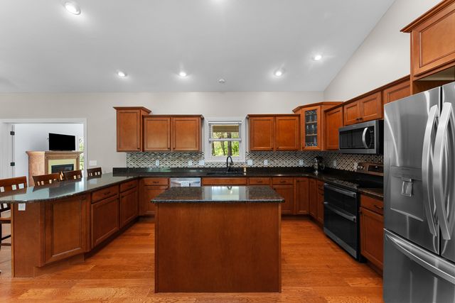 30 Hollows Court, Leclaire, IA 52753