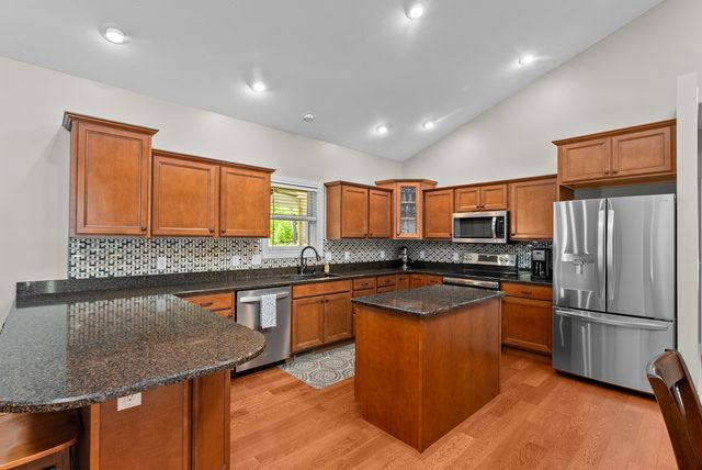 30 Hollows Court, Leclaire, IA 52753