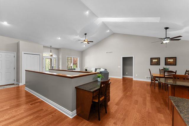 30 Hollows Court, Leclaire, IA 52753