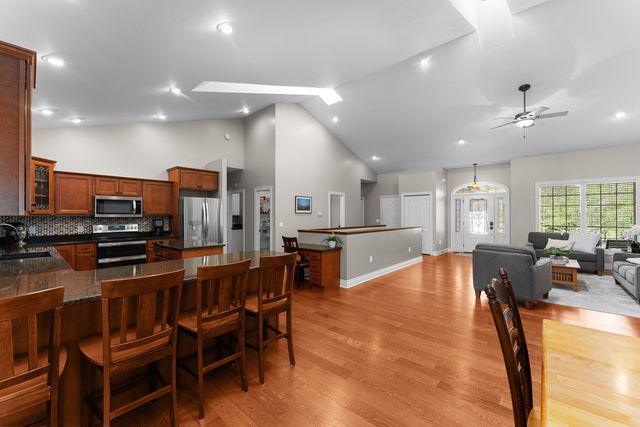 30 Hollows Court, Leclaire, IA 52753